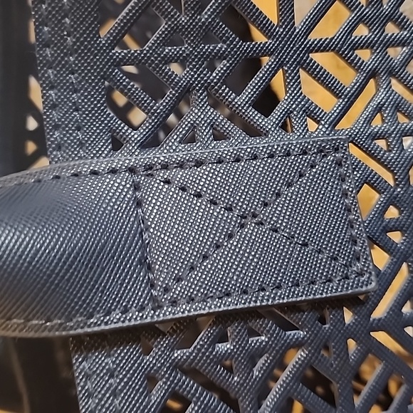 🆕️Tory Burch Lazer Cut Out Bag - Picture 3 of 14